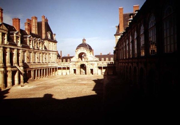 Vista do Cour de lOvale e do batistério de Luís XIII de French School