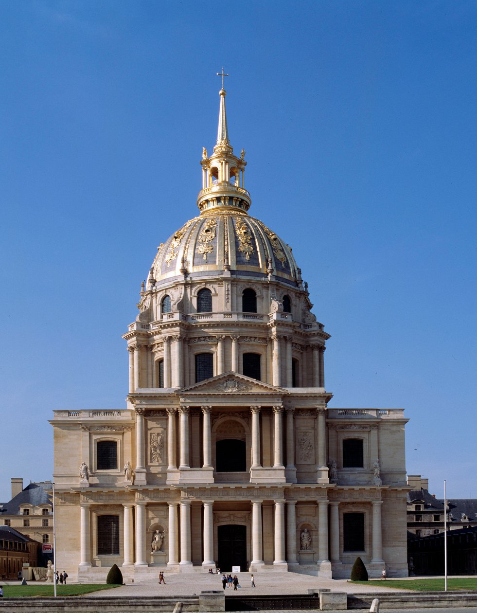 Vista do Hotel des Invalides, um monumento parisiense, cuja construção foi encomendada por Luís XIV em 1670. Paris de French School