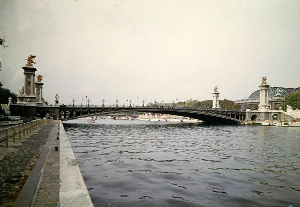 Vista da Pont Alexandre III, construída pelos engenheiros Louis-Jean Resal (1854-1920) e Amedee Alby (1862-1942) para a Feira Mundial de 1900, 1897-1900 de French School
