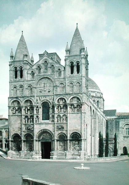 Vista da fachada oeste, construída 1125-35 de French School