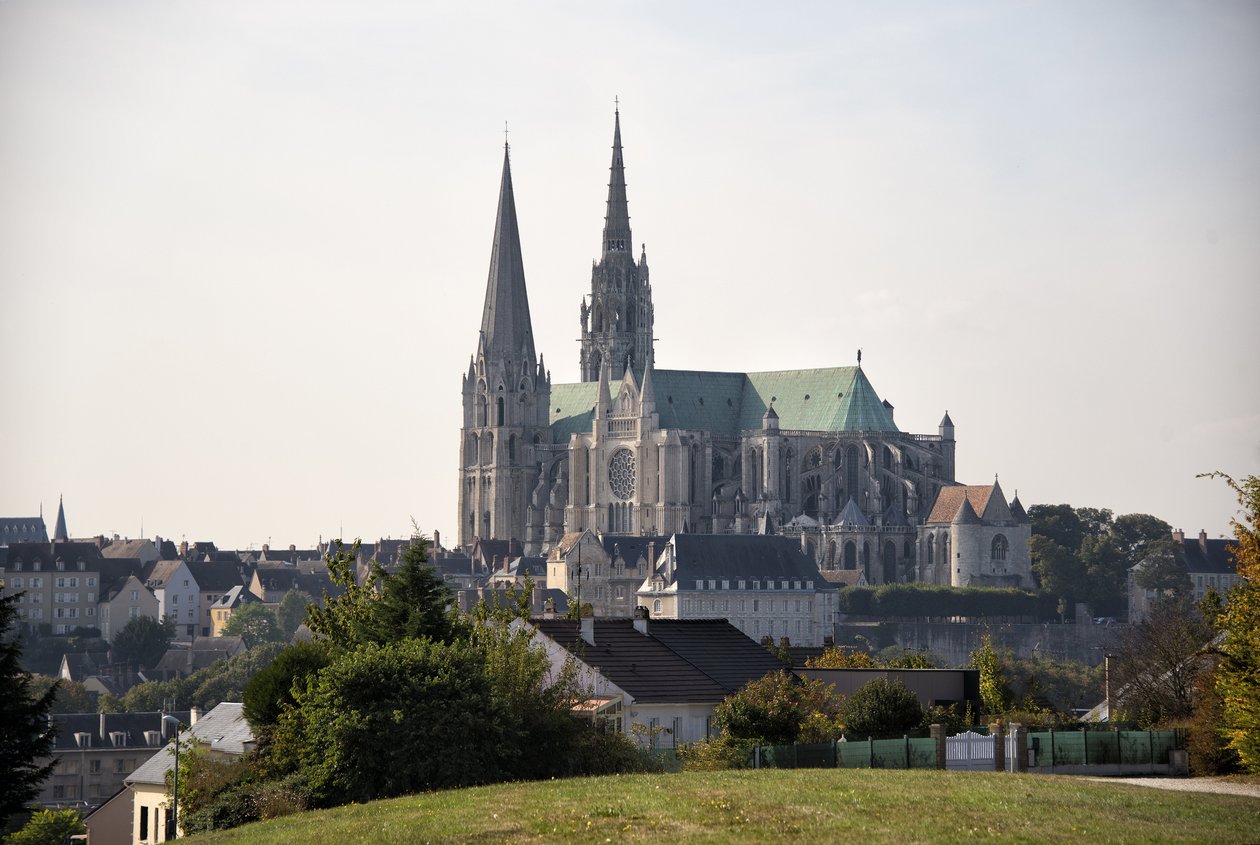 Vista da catedral de chartres com a cidade de French School