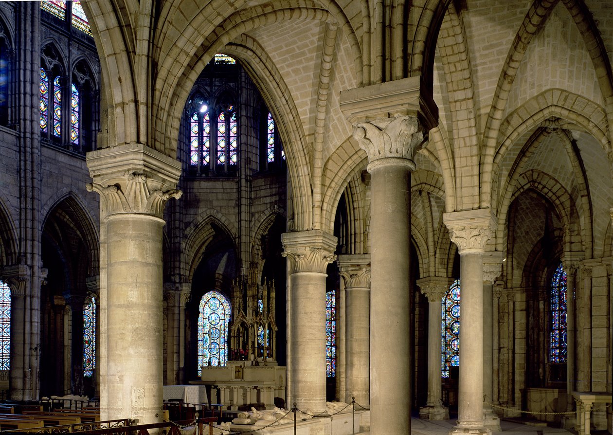 Vista das colunas e abóbada no ambulatório de French School