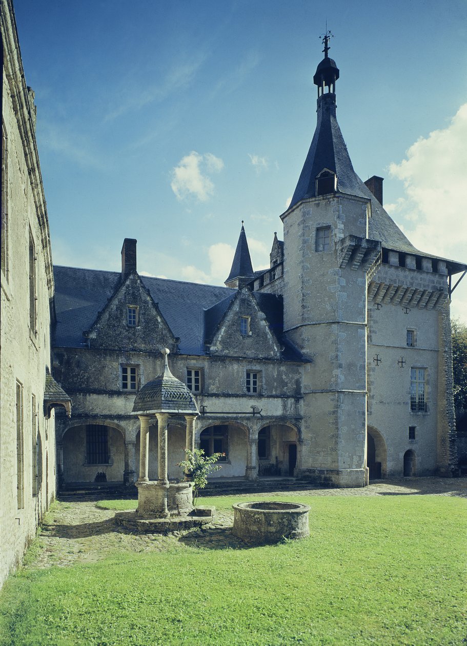 Vista do pátio com o edifício principal e um poço, construído em 1520 de French School