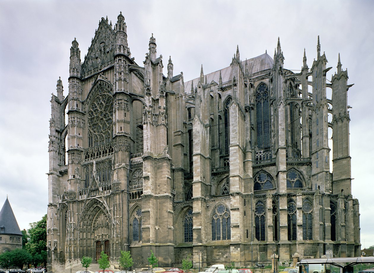 Vista do exterior, iniciada em 1225 de French School