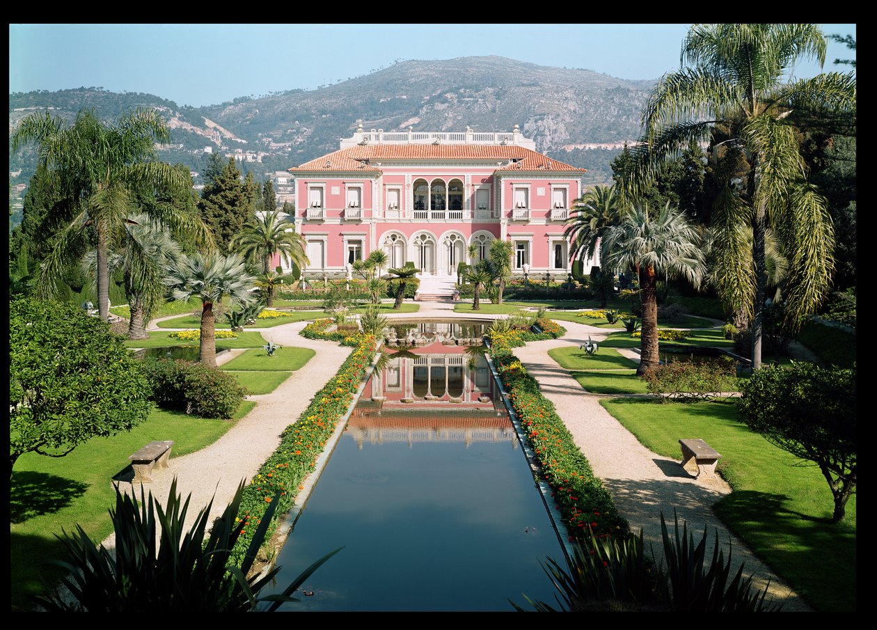 Vista da fachada e jardins da Villa Ile-de-France, construída em 1905-12 de French School