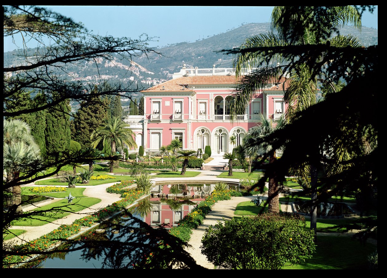 Vista da fachada e jardins da Villa Ile-de-France, construída em 1905-12 de French School