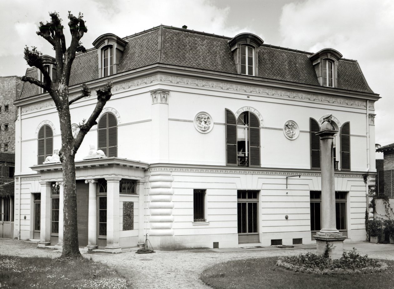 Vista da fachada da Bibliotheque Marmottan do jardim, construída entre 1880 e 1921 de French School