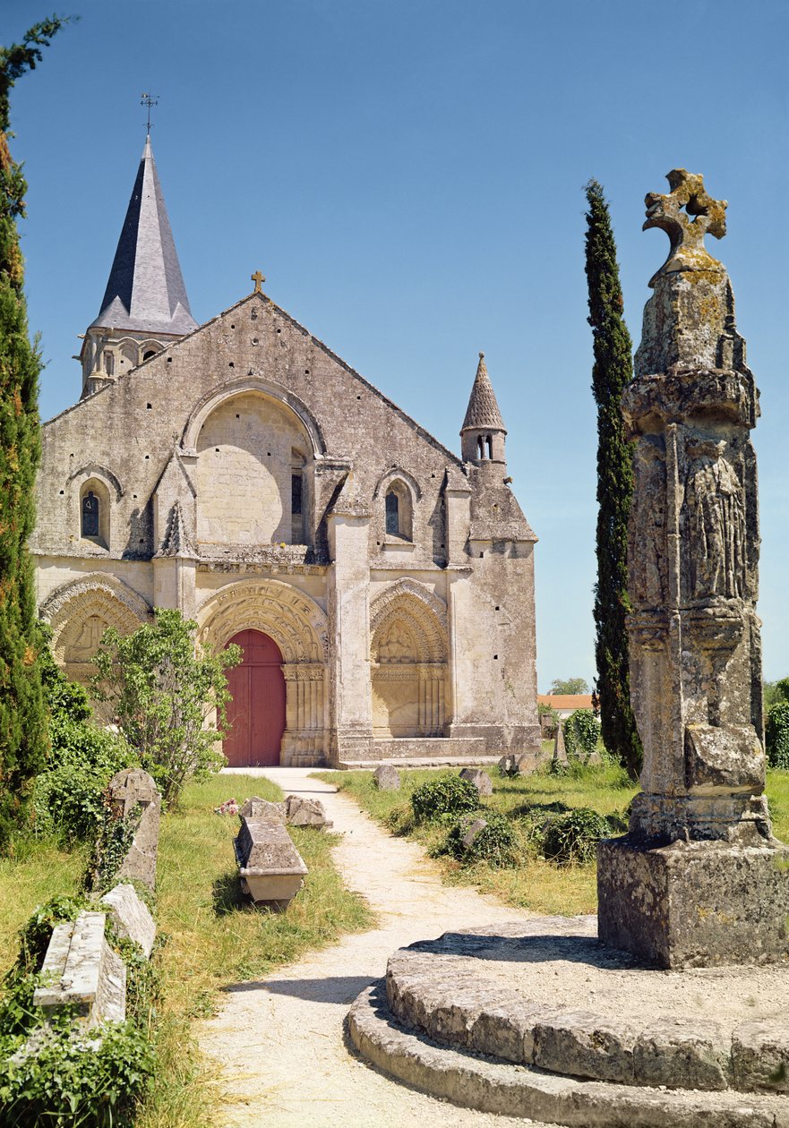 Vista da fachada da Igreja de São Pedro, 1150-75 de French School