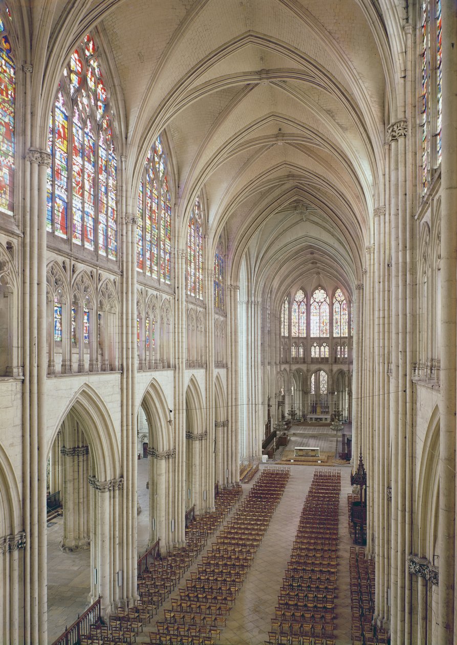 Vista da nave e do coro, construída entre 1314 e 15 século de French School