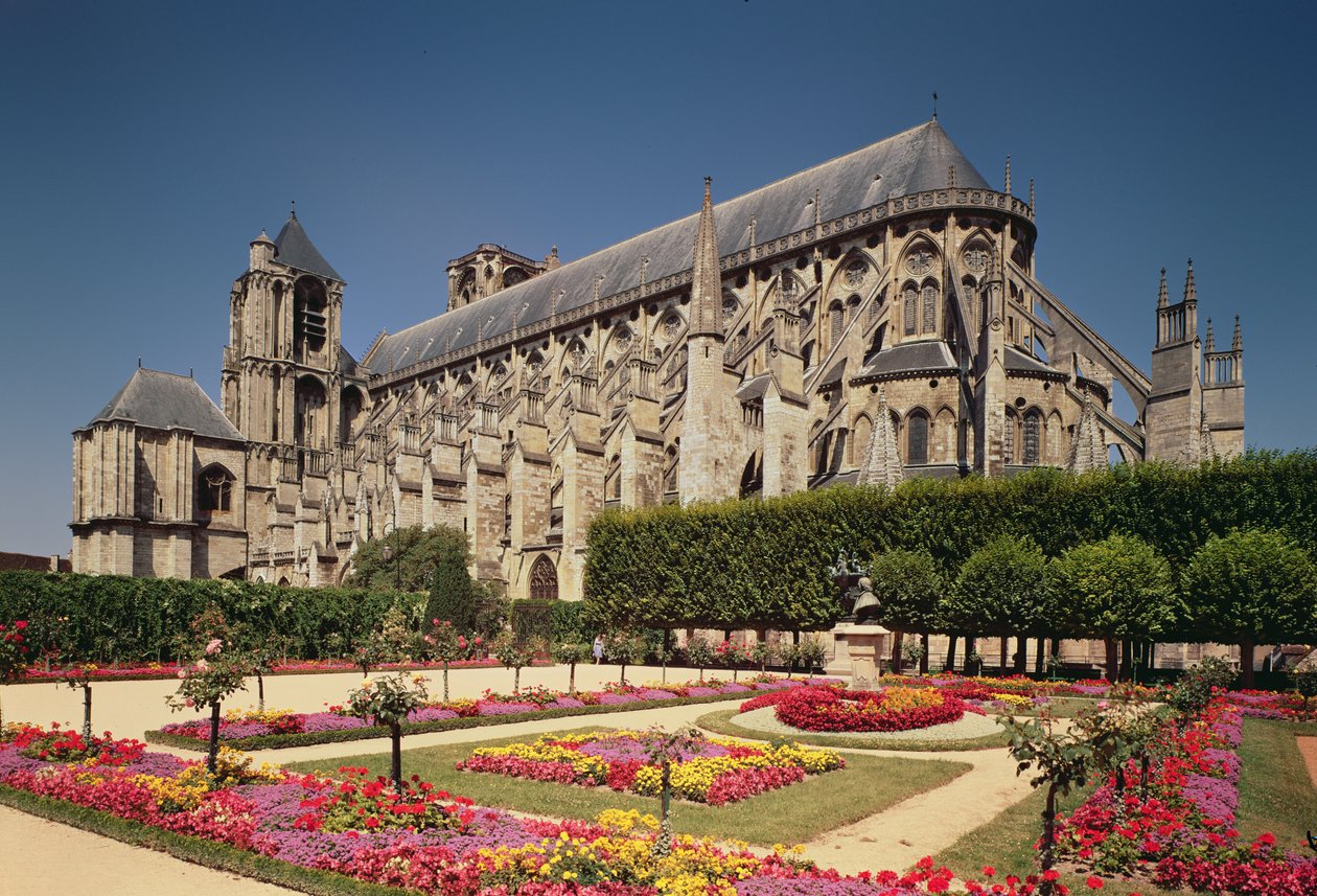 Vista da nave da Catedral de St. Etienne, construída entre 1200 e 60 de French School