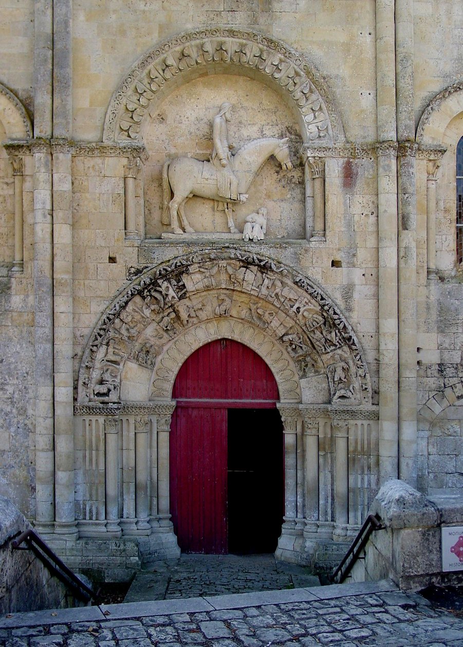 Vista do portal norte da Igreja de St. Hilaire de French School