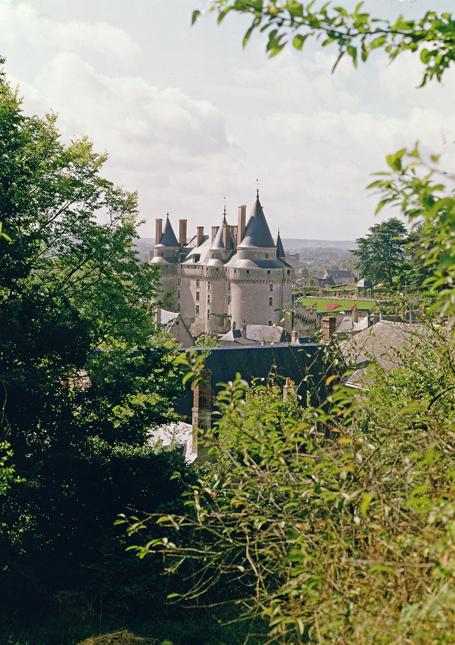 Vista do castelo restaurado do noroeste, construído por Jean Bourre, ministro de Luís XI da França em c.1465 (ver também 87685-86) de French School