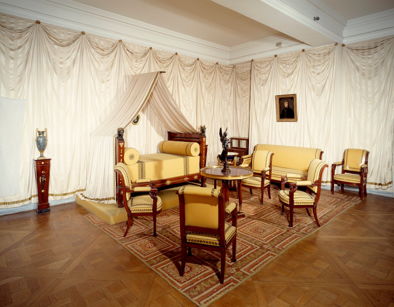Vista do quarto do imperador Napoleão I (1769-1821) no castelo de Malmaison, em Rueil Malmaison. de French School