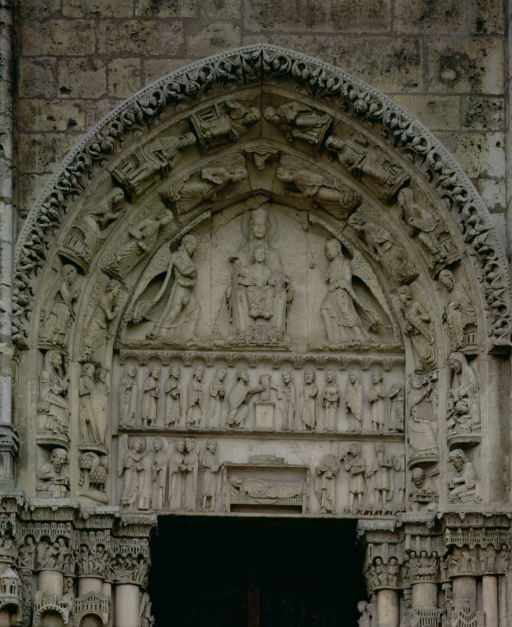 Vista do tímpano representando a Madona e a Criança Entronizada, Porta Sul do Portal Real, c.1145-50 de French School