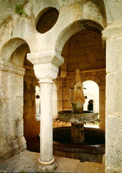 Vista da fonte de água usada pelos monges no claustro de French School