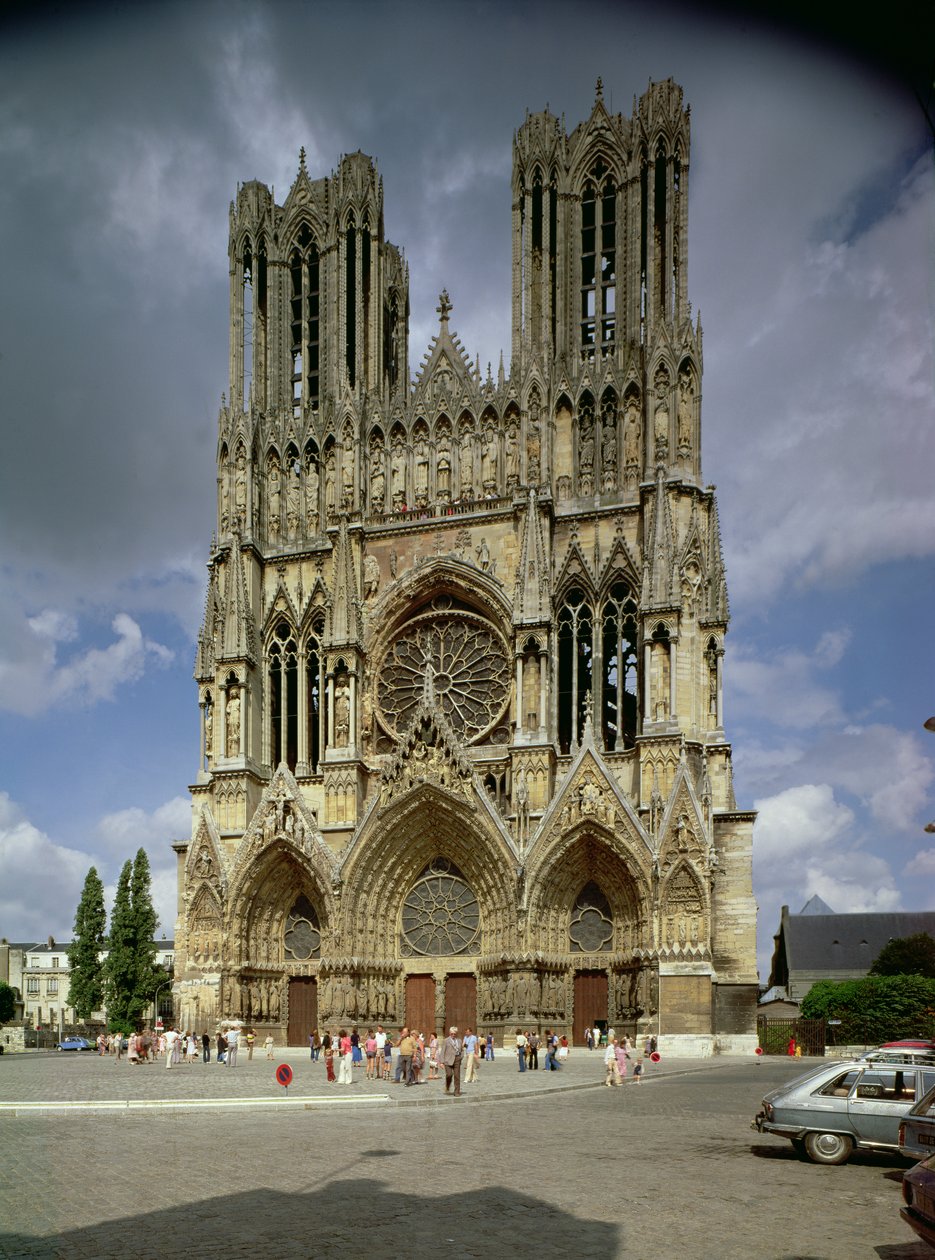 Vista da fachada oeste, iniciada em 1231 e concluída em 1430 de French School