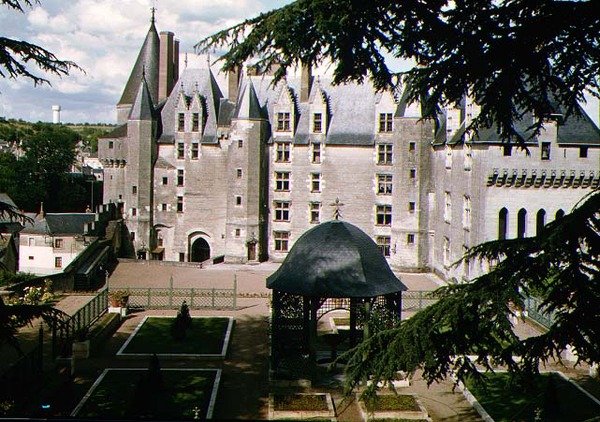 Vista da fachada oeste do castelo restaurado construído c.1465 para Jean Bourre, ministro de Luís XI da França (ver também 8768486) de French School