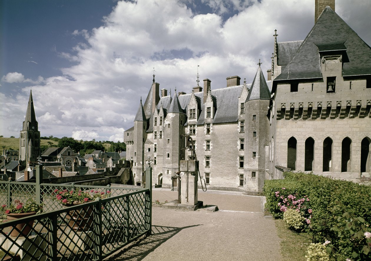 Vista da fachada oeste do castelo restaurado construído por Jean Bourre, ministro de Luís XI da França, c.1465 (ver também 87684-85) de French School
