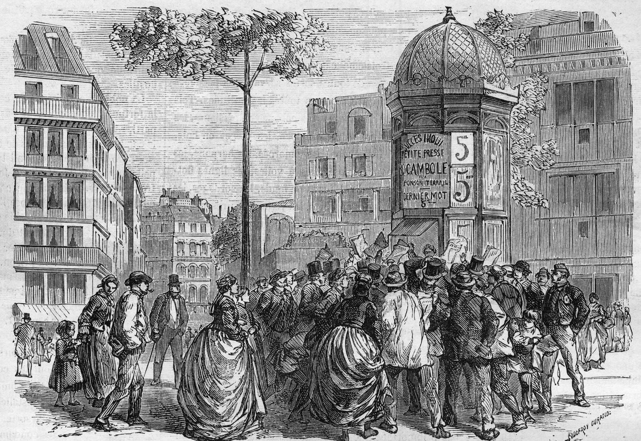 Vista do boulevard Pigalle em Paris, onde a multidão se aglomera em torno de uma banca de jornais durante a venda da "La Petite Presse". de French School