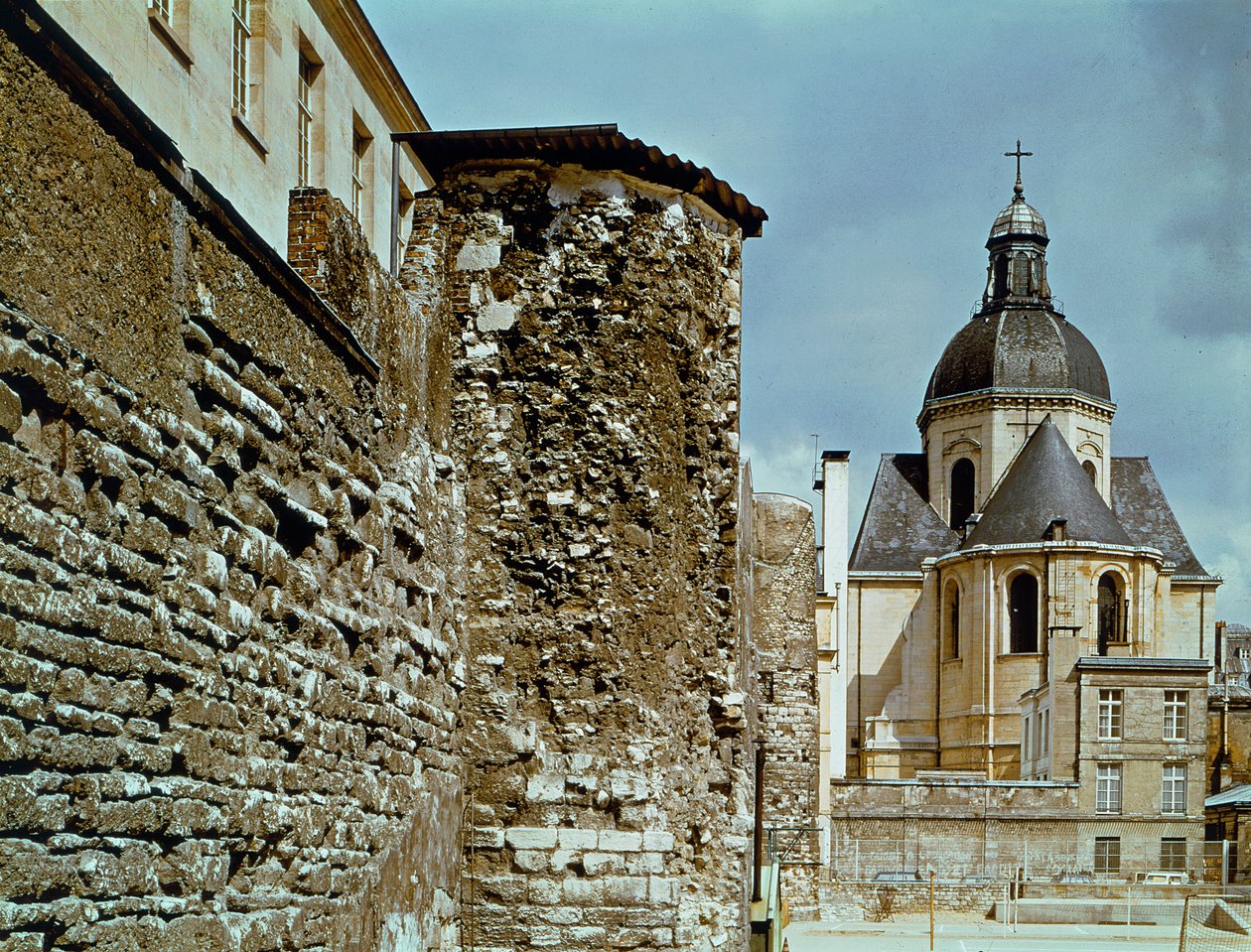 Muro de Philippe Auguste (1165-1223) rue des Jardins Saint-Paul de French School