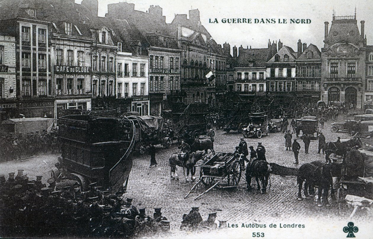 Guerra no Norte: Ônibus de Londres da Força Expedicionária Britânica na praça principal de Bethune em 1915 (photolitho) de French School
