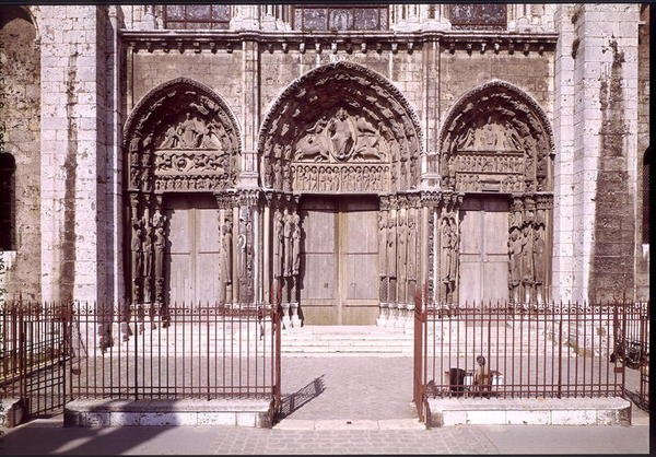 Fachada oeste com as três portas do Portal Real representando (L a R) a Ascensão, Cristo em Majestade com os Símbolos dos Evangelistas e dos Apóstolos e a Virgem e o Filho Entronizado, c.114 de French School