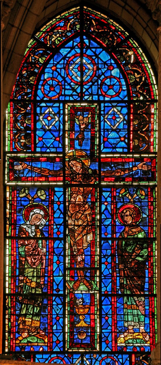 Janela 100 representando a crucificação com a Virgem Maria e São João de French School
