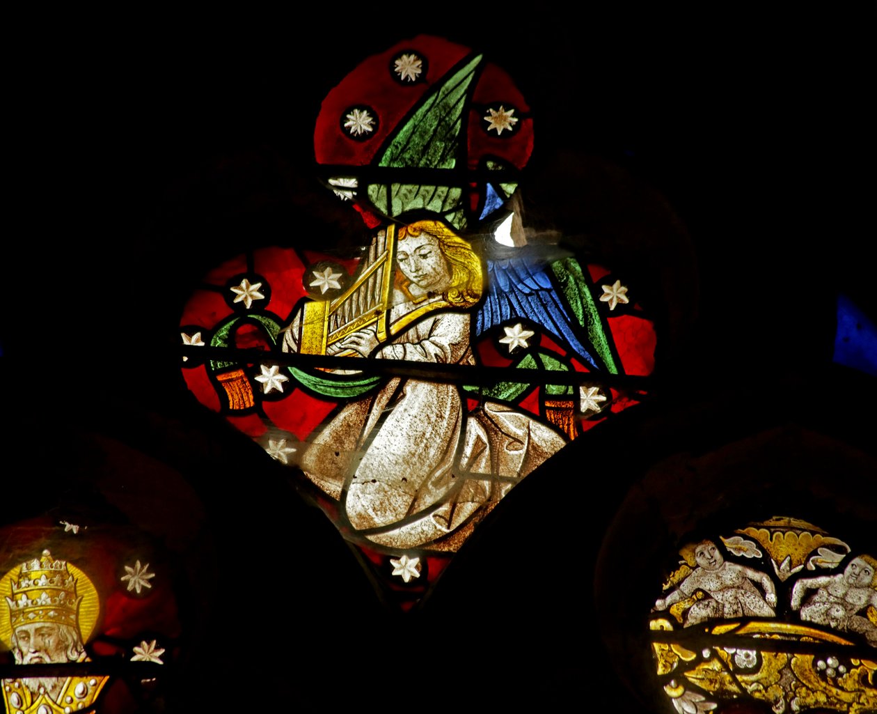 Janela representando Angel Musician com órgão (vitral) de French School