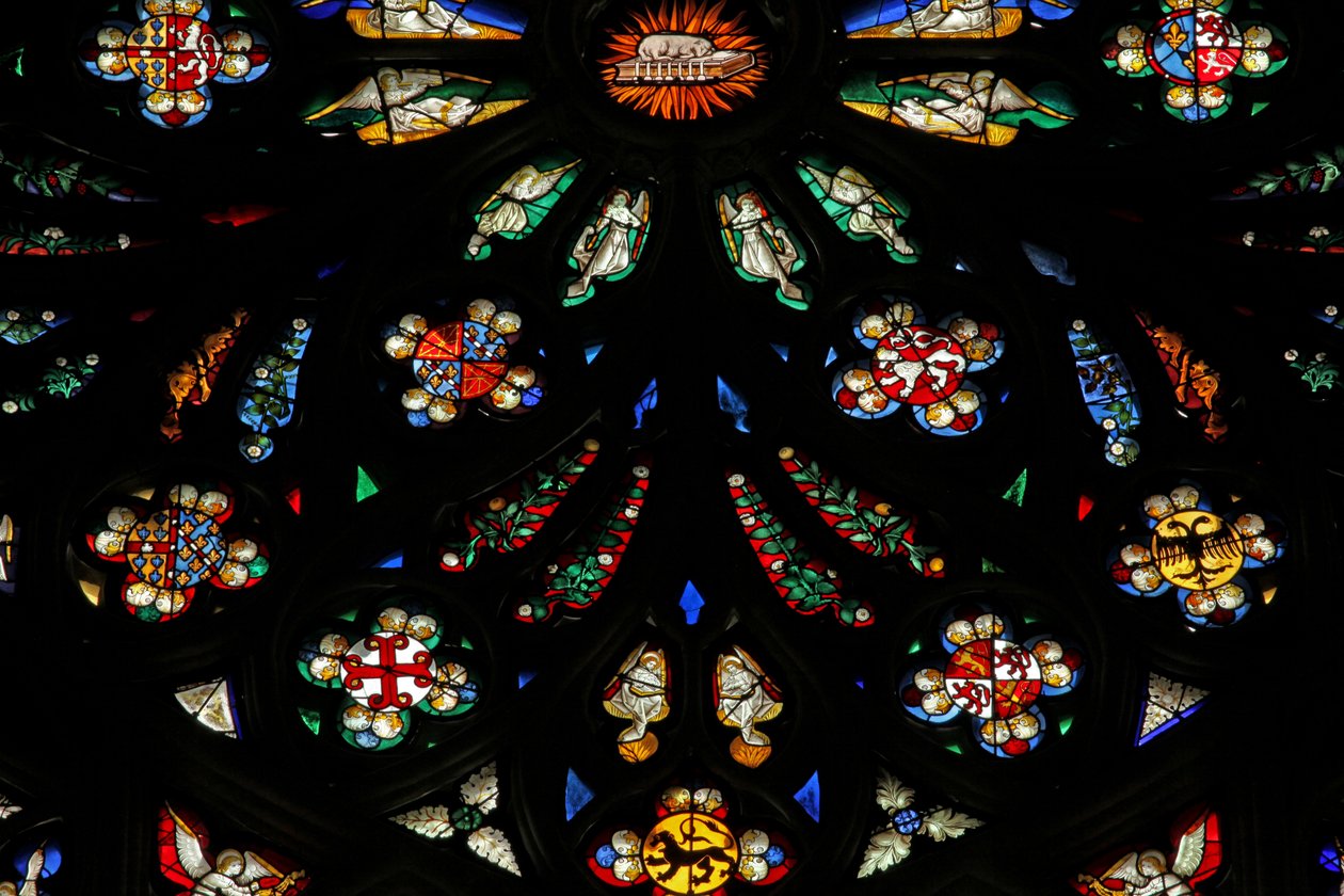 Janela retratando um detalhe da janela rosa do oeste; os brasões de armas incluem Montmorency-Laval, Bertrand Duguesclin e Oliver de Clisson de French School