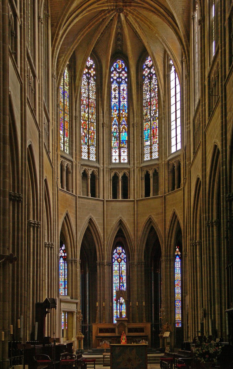 Janela retratando uma vista do extremo leste do coro da catedral de French School