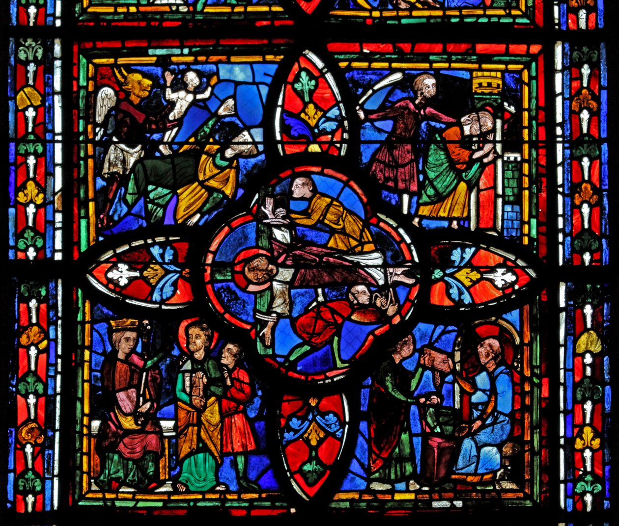 Janela retratando a segunda seção da janela w7: no centro está a crucificação de São Pedro; em outro lugar é São Pedro antes de Nero; São Pedro preso; o diabo leva uma alma n de French School
