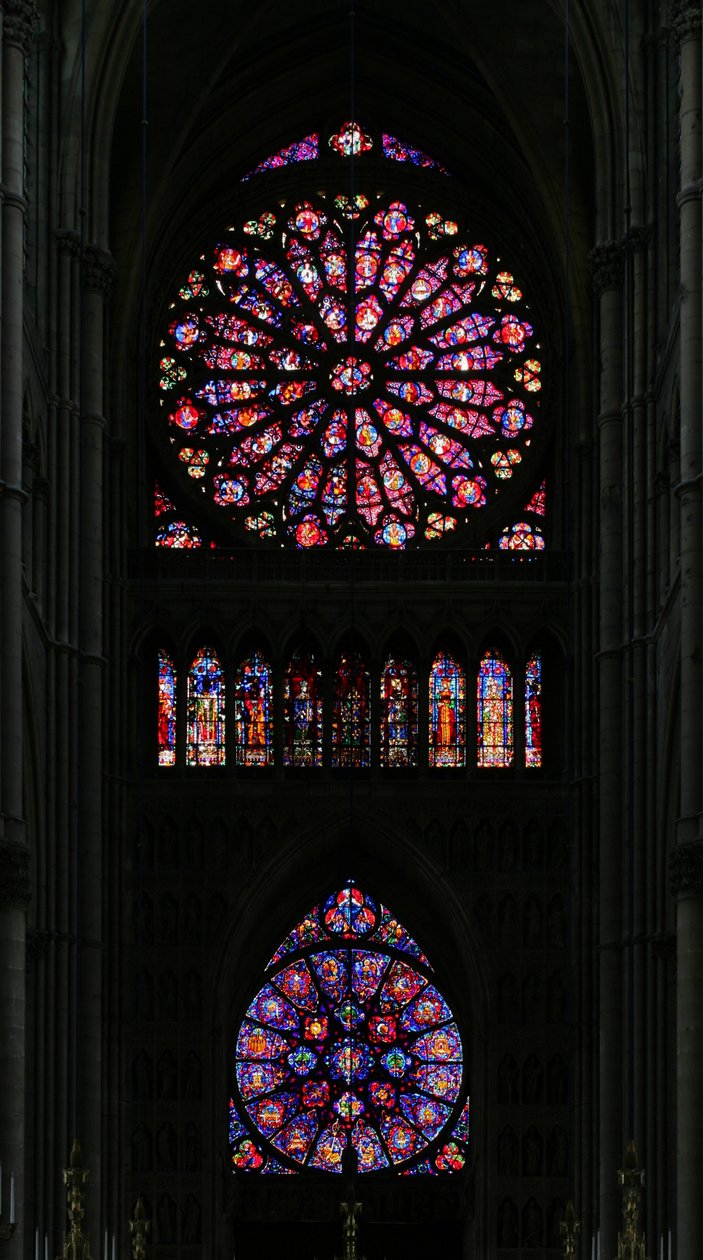 Janela retratando o extremo oeste da catedral com as duas janelas rosas de French School