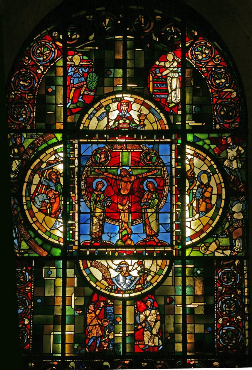 Janela na sacristia representando a crucificação no centro da janela tipológica de French School