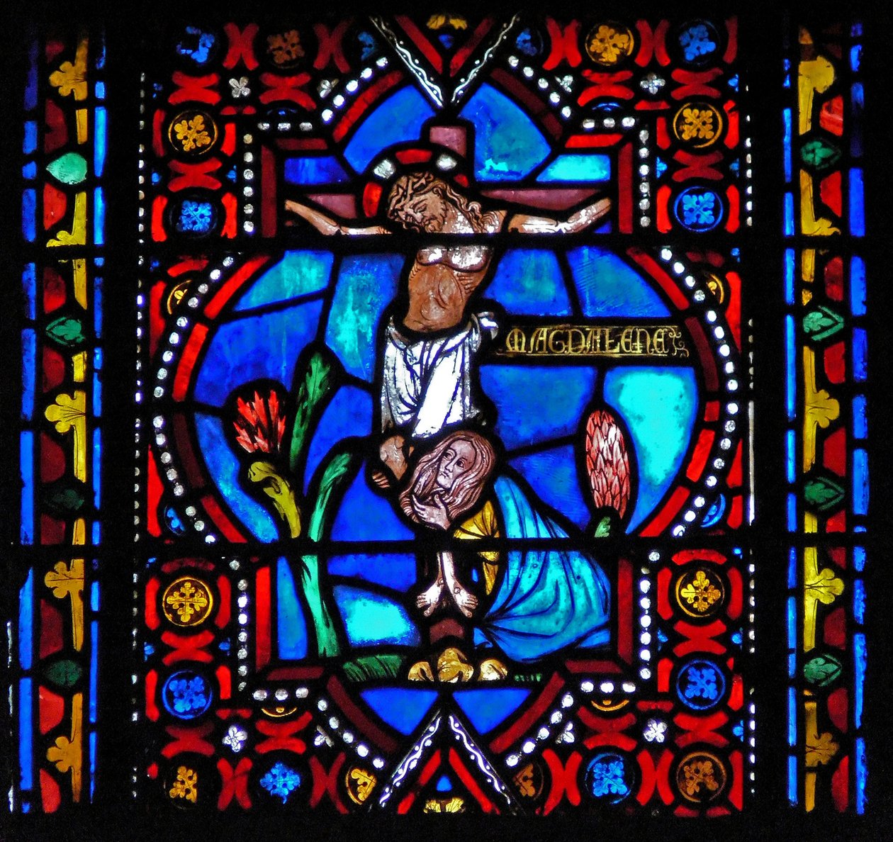Janela n1-L representando uma cena da vida de Santa Maria Madalena - o santo ao pé da cruz de French School