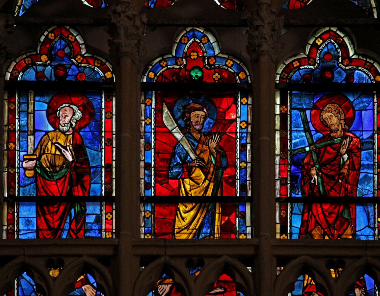 Janela w102 retratando St Matthias, St Bartholomew e St Andrew de French School