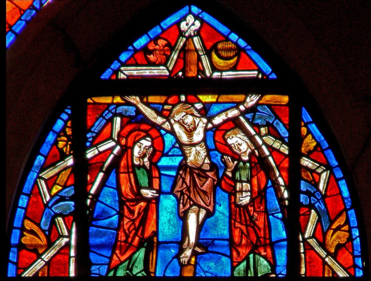 Janela w107 representando a crucificação de French School