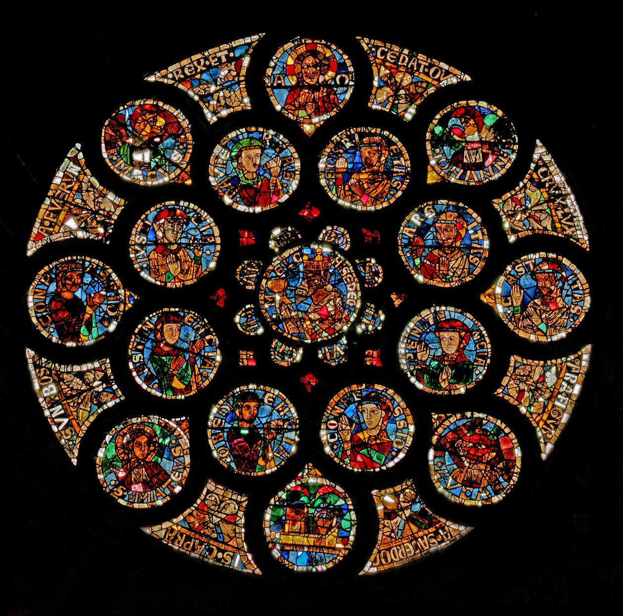 Janela w108 representando a Nova Aliança: no topo está Cristo (Alfa e Ômega), então os quatro símbolos dos Evangelistas formando um quadrado, duas Virtudes estão nas extremidades esquerda e direita, e o Ar de French School