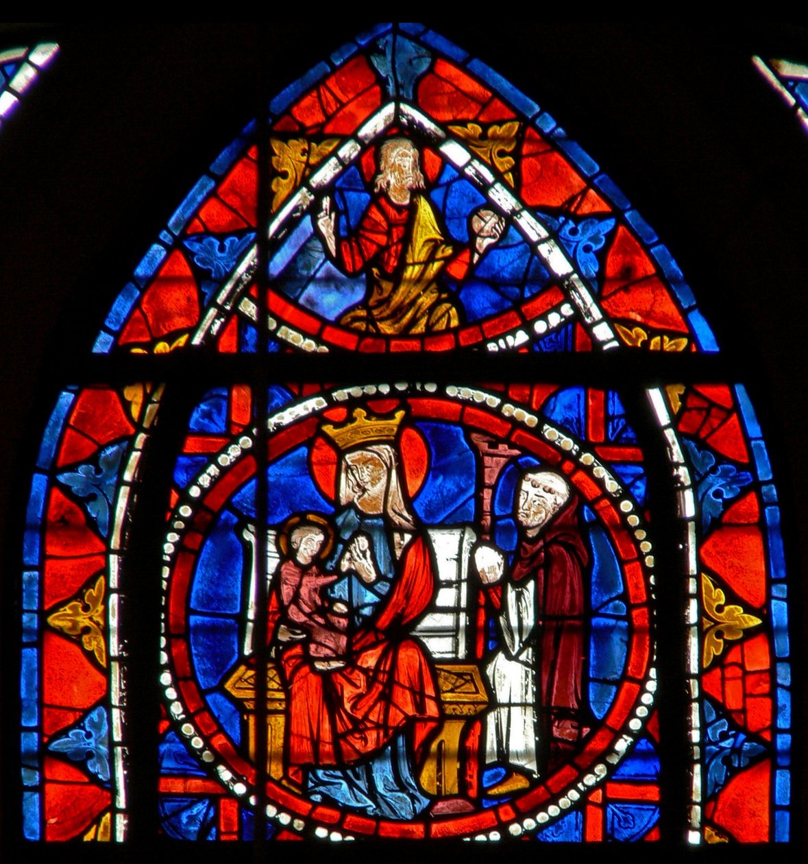 Janela w109 retratando o doador se ajoelha diante da Virgem e o Menino: Cristo na Glória de French School