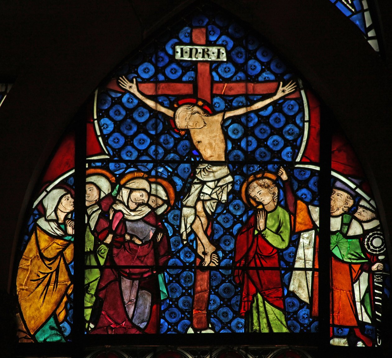 Janela w12 representando a crucificação de French School