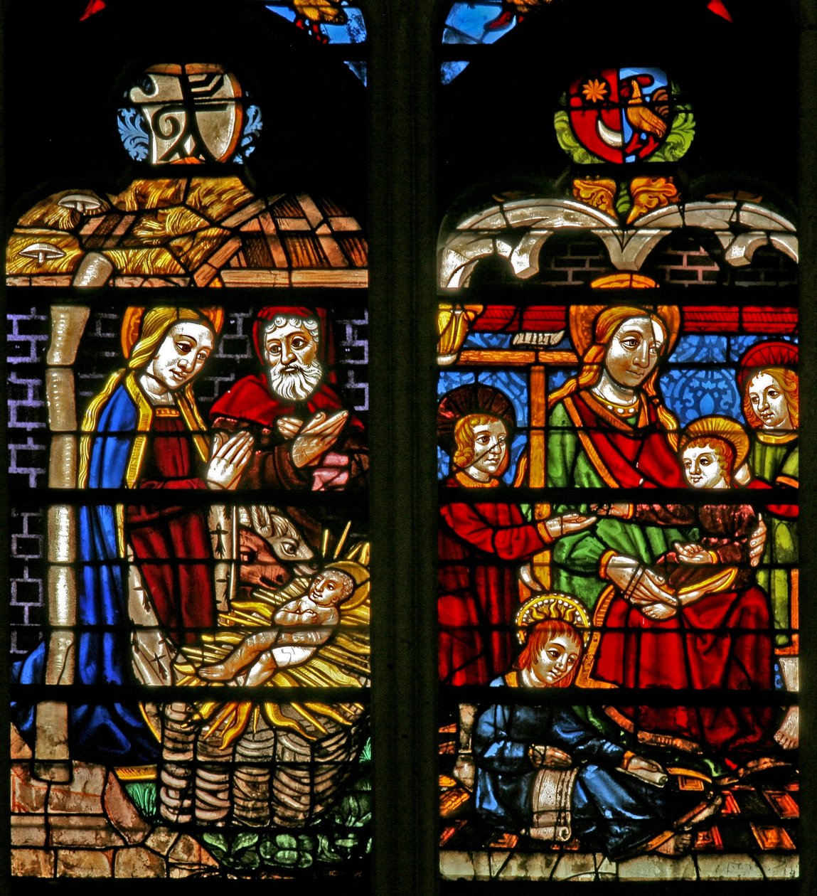 Janela w132 representando a Natividade; Mary Cleophas e apóstolos infantis de French School