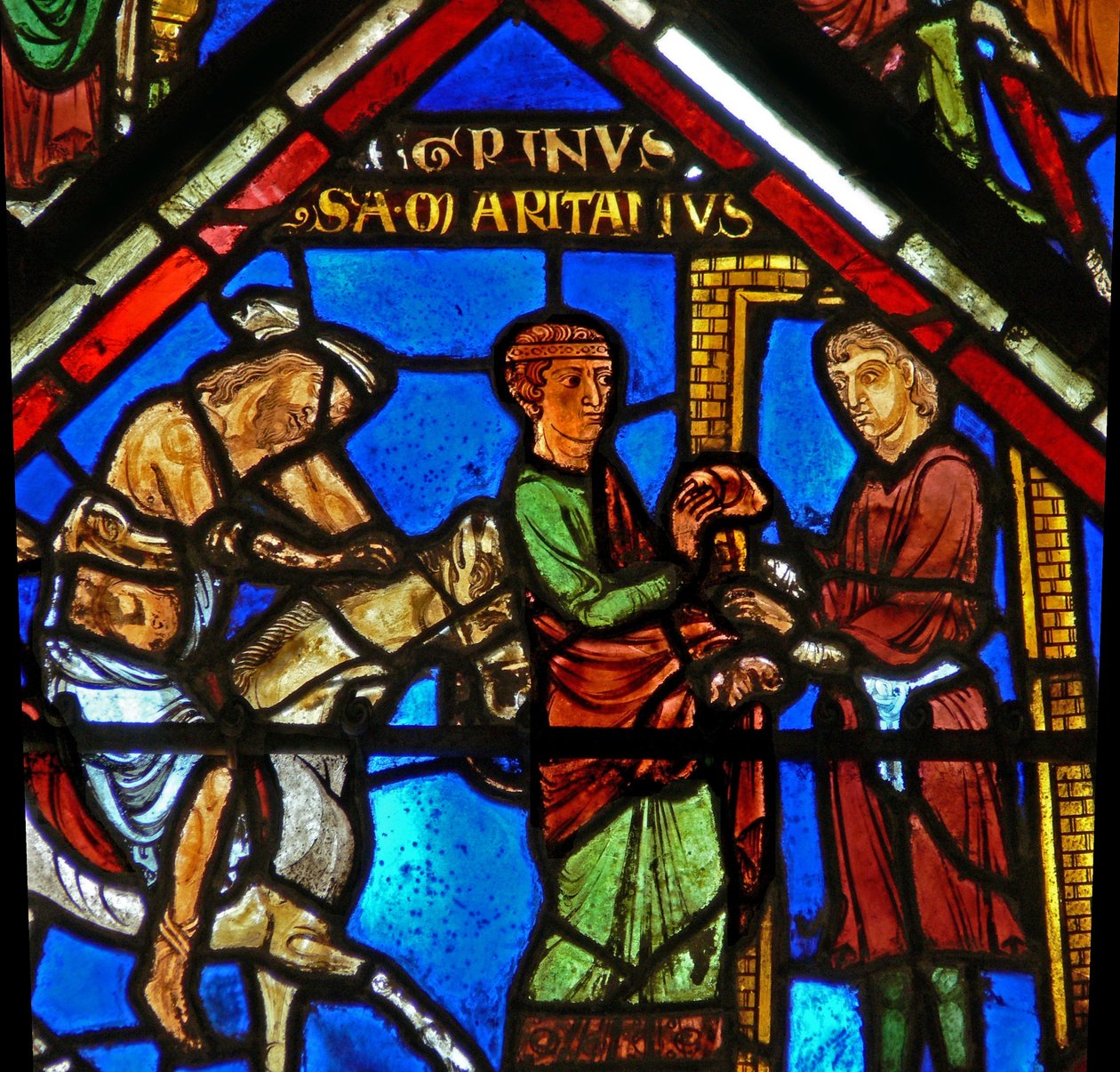 Janela w15 retratando uma cena na janela do Bom Samaritano: o samaritano leva o peregrino a uma hospedaria de French School