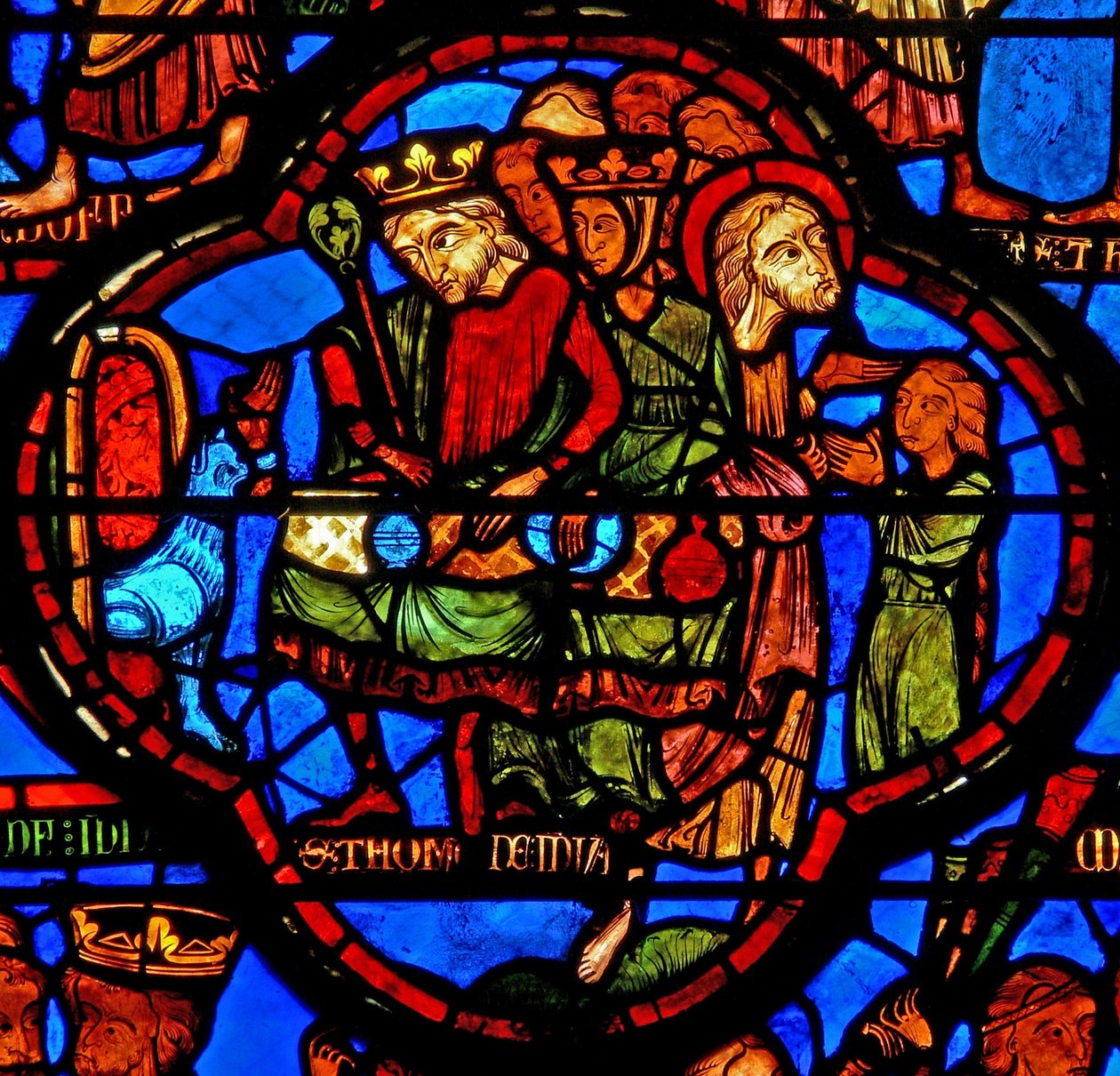 Janela w16 retratando uma cena da vida de St Thomas: o santo em um banquete de casamento para a filha do rei da Índia tem seu rosto golpeado por um copeiro: um leão remove seu braço; Thomas resto de French School