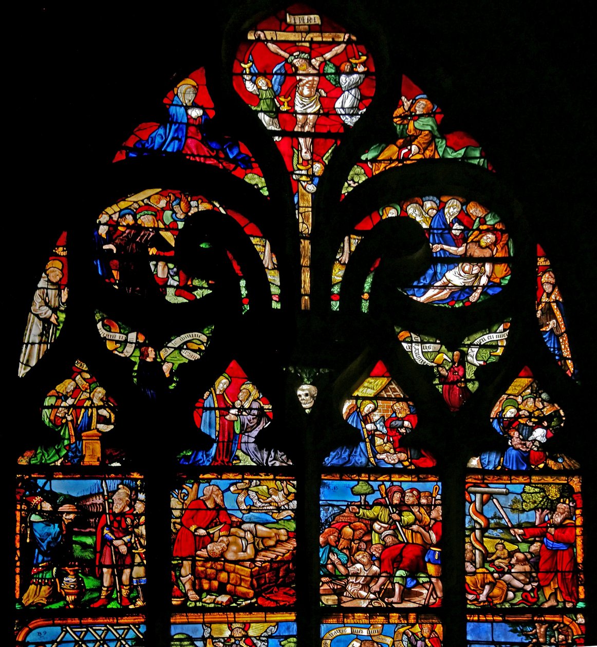 Janela w1 representando a Crucificação com Maria e João, a Via Crucis, a Deposição de French School