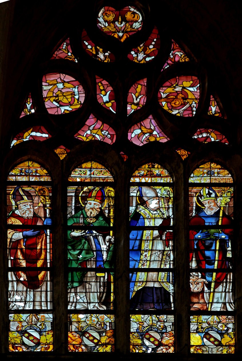 Janela w203 retratando St Hilarire, um santo não identificado, St Exupery, St Sernin de French School