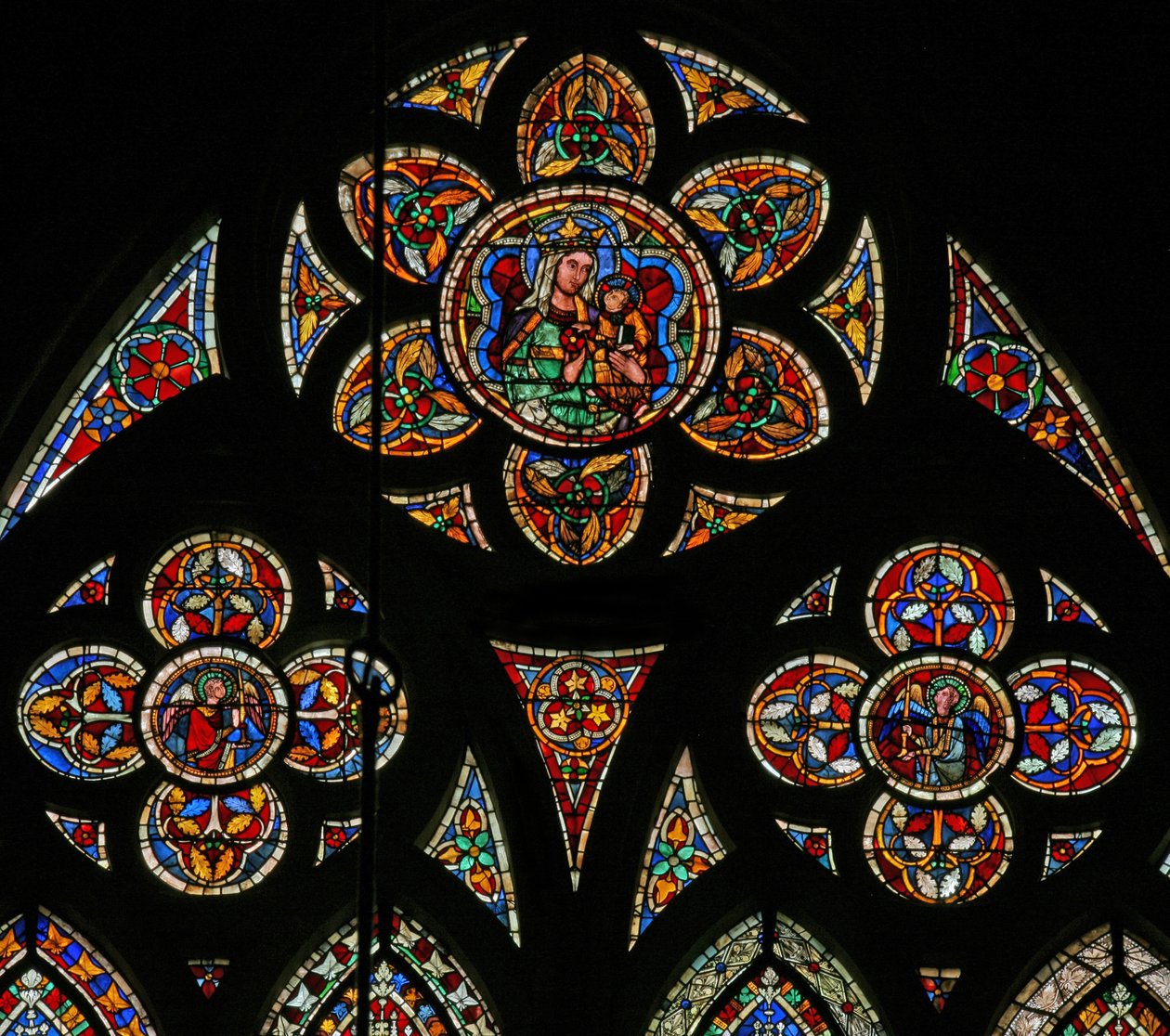 Janela w207 retratando as luzes de rendilhado com dois anjos e a Virgem e o Menino de French School