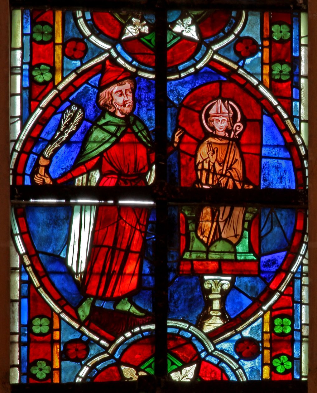 Window w209 que descreve a estátua de São Nicolau (antes da qual as ofertas relativas a empréstimos de dinheiro eram frequentemente arranjadas): Um judeu tendo perdido dinheiro bate na estátua de French School