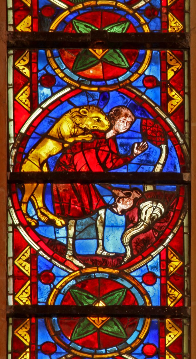 Janela w213 que descreve uma cena da vida de St Thomas: um leão ataca o copeiro enquanto ele recolhe a água e retira o braço de French School