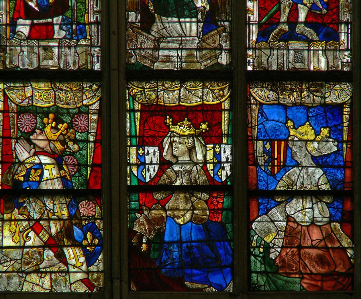Janela w217 representando Louis II danjou, Marie de Bretagne (mãe de Louis II), Yoland dAragon (esposa de Louis II) de French School