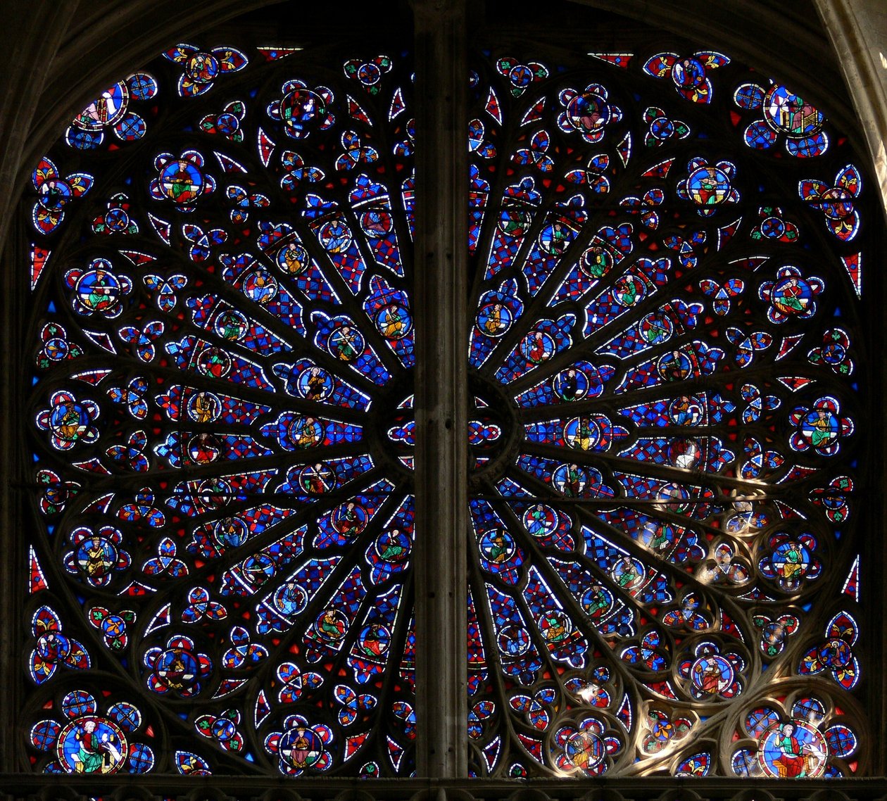 Janela w219, a janela rosa norte, retratando profetas, ancestrais de Cristo e Anciões do Apocalipse (rosácea - interna) de French School