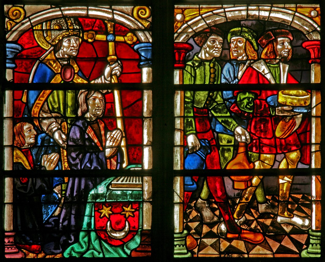 Janela w232 retratando uma cena da história do Filho Pródigo: três figuras na festa dos Filhos Pródigo retornam; à esquerda é o doador e St William de French School